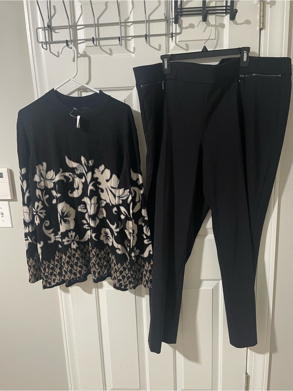 Black Floral Pattern Knit Top & Black Ponte Ankle Pants Set 26/28 lane Bryant